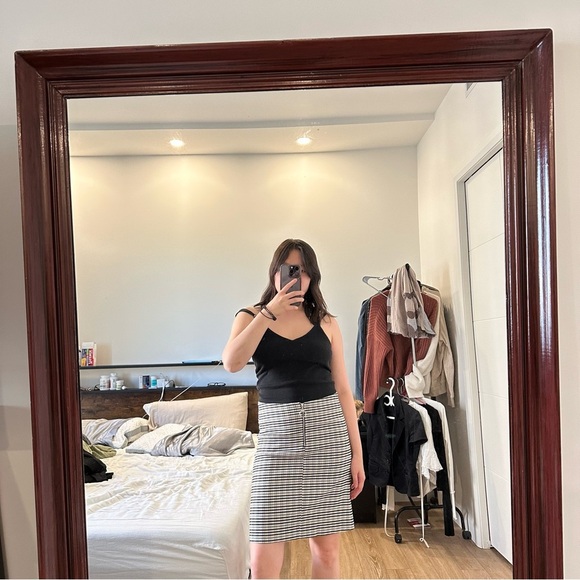 THT Fashion | women's plaid white short pencil skirt with zipper in front - Picture 6 of 6